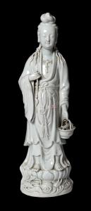 Estatua de porcelana blanca china del siglo XIX