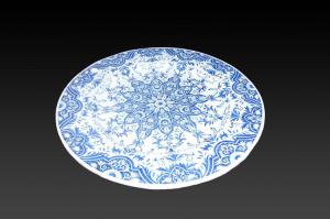 Gran plato de cerámica del siglo XIX decorado en azul sobre fondo blanco