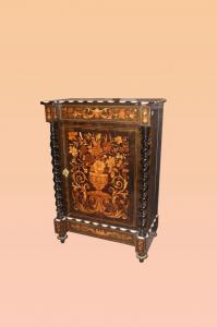 Antico credenzino olandese di inizio 1800 in legno di ebano riccamente intarsiato e avorio
