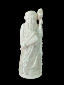 Escultura de marfil que representa a un personaje masculino. Japón.