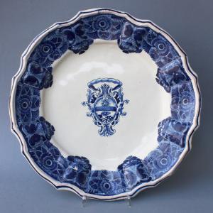 Piatto in maiolica con tesa lievemente rialzata e sagomata 