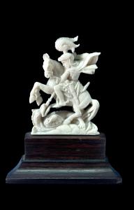 Escultura de marfil que representa a San Jorge y el dragón.