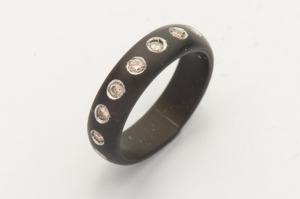 Anello insolito nero con brillantini - G/415 -