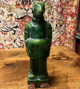 Figura de estilo oriental en terracota esmaltada, China, siglo XX. Representa a un dignatario con cabeza de cabra. Alt. 40 cm.