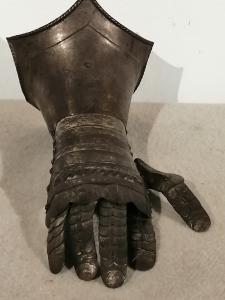 Armatura avambraccio (vambrace) dell'800 in metallo