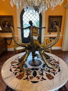 Escultura de bronce dorado que representa un pulpo, medidas: altura 75 × 85.