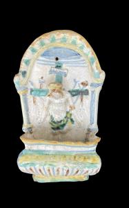 Pila de agua bendita de mayólica con figura de Cristo en relieve. Deruta.