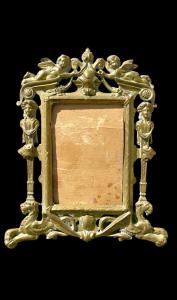 Cornice in bronzo con angeli,motivi neoclassici e arpie.