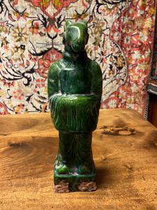Figura de estilo oriental en terracota esmaltada, China, siglo XX. Representa a un dignatario con cabeza de carnero.