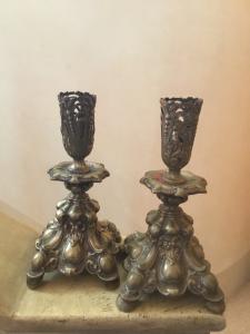 Excepcional pareja de candelabros de cobre plateado del siglo XVIII