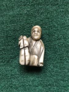 Netsuke 'en marfil con personaje con sombrero, Japón.
    