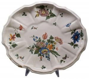 Bandeja de mayólica policromada, manufactura de Bassano, mediados del siglo XVIII