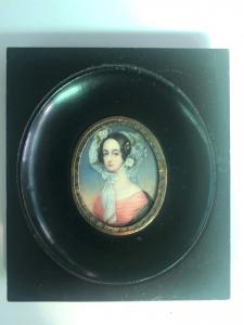 Miniatura que representa una figura femenina. Marco de madera ebanizada. Firma:Rondi.