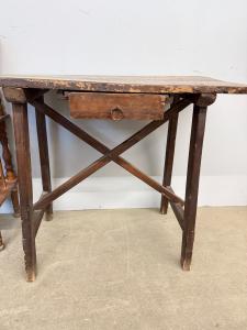 Antico tavolinetto a capretta noce e castagno, '700, 82x62cm
