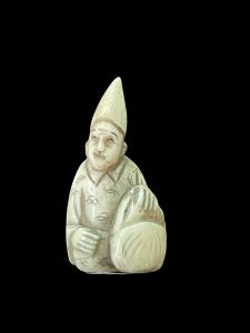 Netsuke de marfil representando a un personaje masculino. Japón.