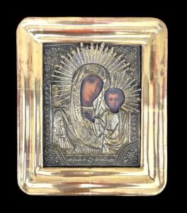 Icono de la Virgen con el Niño con rostro pintado y estructura de lámina de plata. Rusia.