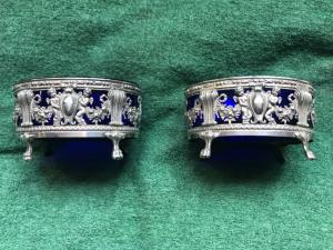 Pareja de saleros de plata con decoración rocalla, querubines y escudos. Francia.
    