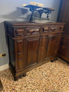 Aparador de madera maciza de nogal 150x46x123h