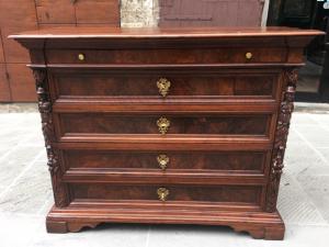 Fabulosa cómoda en madera de nogal y chapa de nogal con cariátides, Italia central, siglo XVI