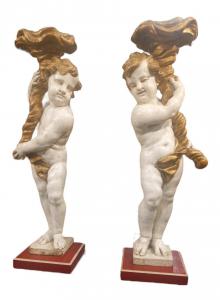 Pareja de putti de pie de madera