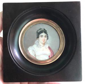 Miniatura que representa una figura femenina.
