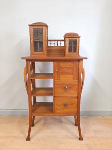MUEBLE ESTANTERÍA LIBERTY ART NOUVEAU EN CEREZO ORIGINAL DE PRINCIPIOS DEL SIGLO XX FIRMADO