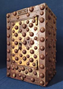 Cassaforte in ferro borchiato 