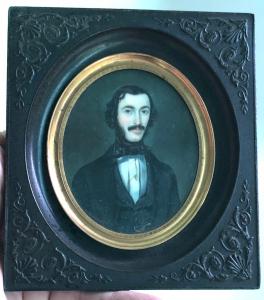 Miniatura que representa a una figura masculina.