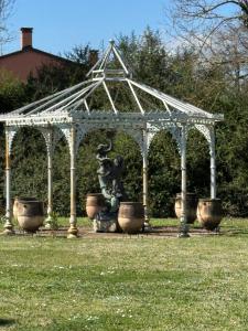 Glorieta de hierro forjado de 5,5 m por 4,70 m de altura
