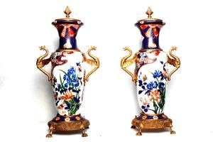 Par de hermosos jarrones grandes de porcelana francesa de Limoges de principios de 1900 con bronces.