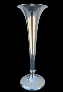 Vaso a ‘tromba’ in argento a base tonda,bocca estroflessa e fusto rastremato.Germania.