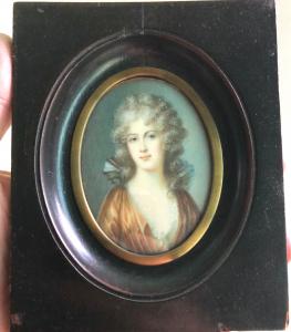 Miniatura que representa una figura femenina.
