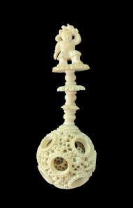 Escultura de marfil calado, bola cantonesa con figura masculina. China.