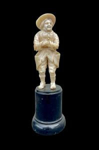 Pequeña escultura de marfil representando a un mendigo. Holanda.