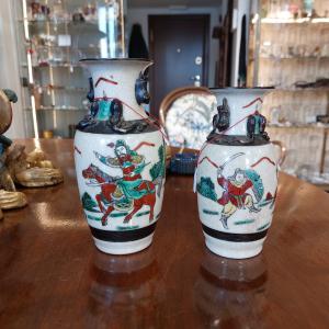 Pareja de pequeños jarrones chinos
