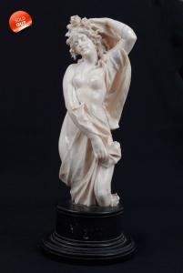 Scultura in avorio raffigurante figura femminile che esce dall’acqua