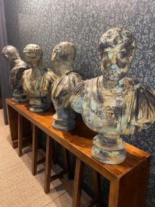 Set di quattro busti in bronzo raffiguranti imperatori romani.