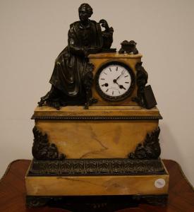 Antiguo reloj de mesa francés del siglo XIX, estilo Imperio, en bronce y mármol amarillo Siena