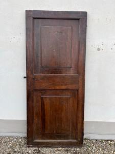 Puerta de nogal de una hoja