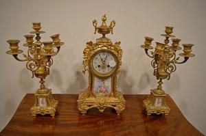 Juego de tres piezas compuesto por reloj y 2 candelabros de 5 brazos en bronce dorado francés del siglo XIX.