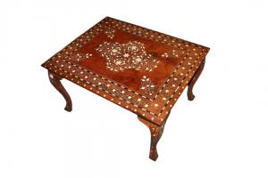 Mesa de centro siria de madera de teca del siglo XIX con ricos diseños de incrustaciones
