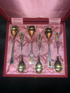 Juego de seis cucharas de plata y esmalte, Rusia.
    