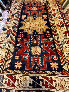 Shirvan antiguo del siglo XIX, medidas 100 cm x 145 cm.