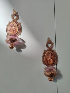 Magnifica Coppia di Acquasantiere in vetro dorate e dipinte - H 30 cm - Vetro soffiato di Murano - Fine XIX secolo