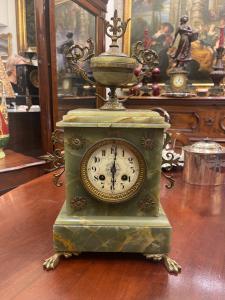 Reloj de mesa del siglo XIX en alabastro y bronce dorado