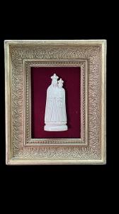 Bajorrelieve de marfil que representa a la Virgen con el Niño de Loreto.