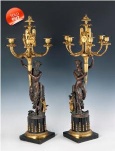 Pareja de candelabros en bronce dorado y bruñido
    