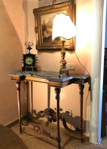 Consola de madera de nogal tallada con encimera de mármol. Finales del siglo XIX, Toscana.