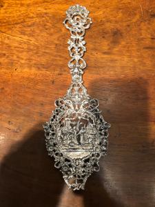 Cuchara de almendra azucarada de plata calada.
    