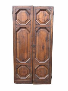 Puerta veneciana de nogal con paneles en ambos lados